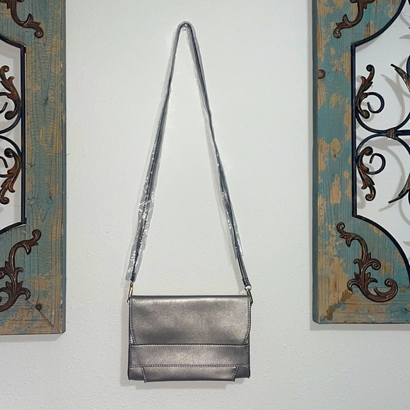 Handbags - Silver purse❤️